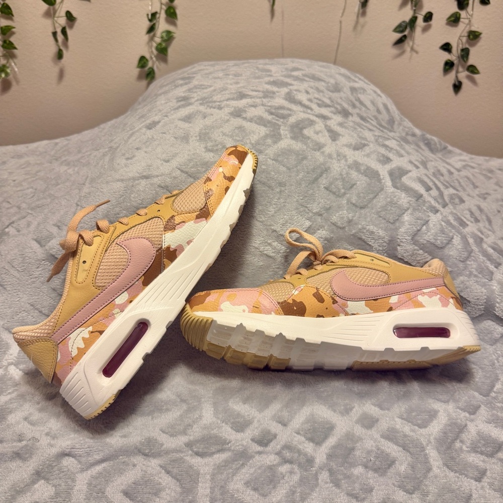 Nike Light Tan / pink camouflage Running Shoes